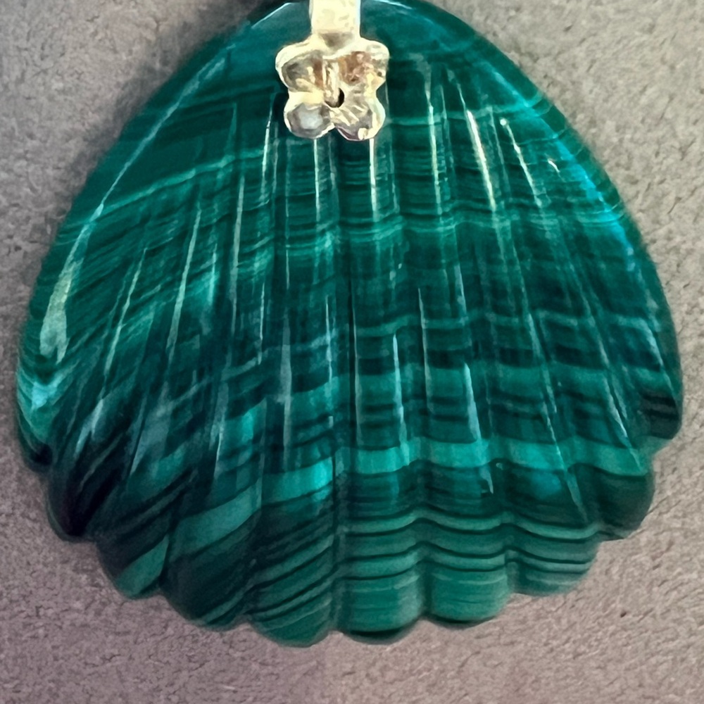 Scallop shell Malachite pendant. - Picture 6 of 6